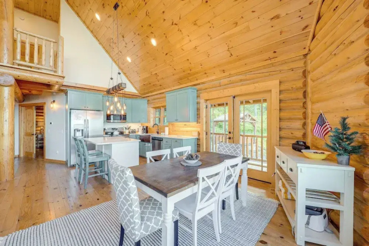Stunning Cabin w/ Fire Pit in Banner Elk!