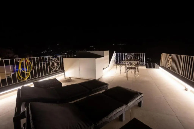 Rooftop Luxury Suite by CapriRooms