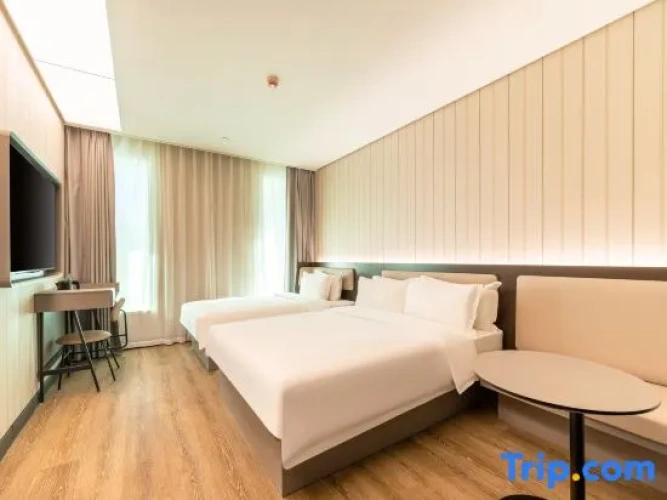 Standard Twin room with street view