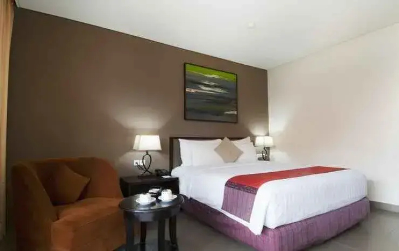 100 Sunset Hotel