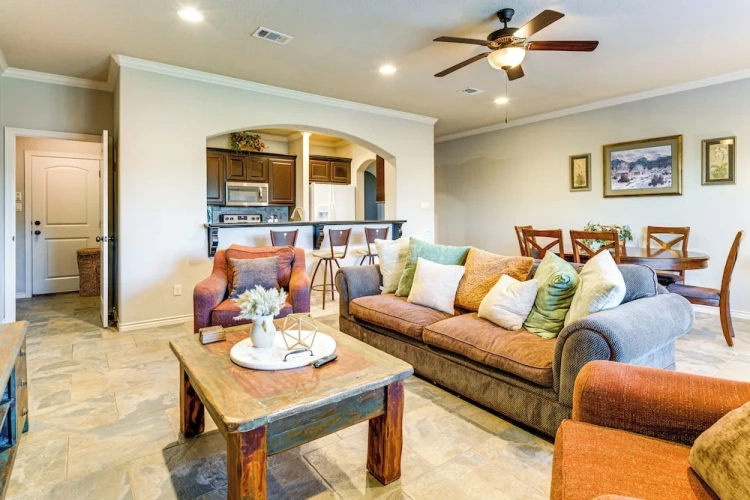 4 Bedrooms Apartment