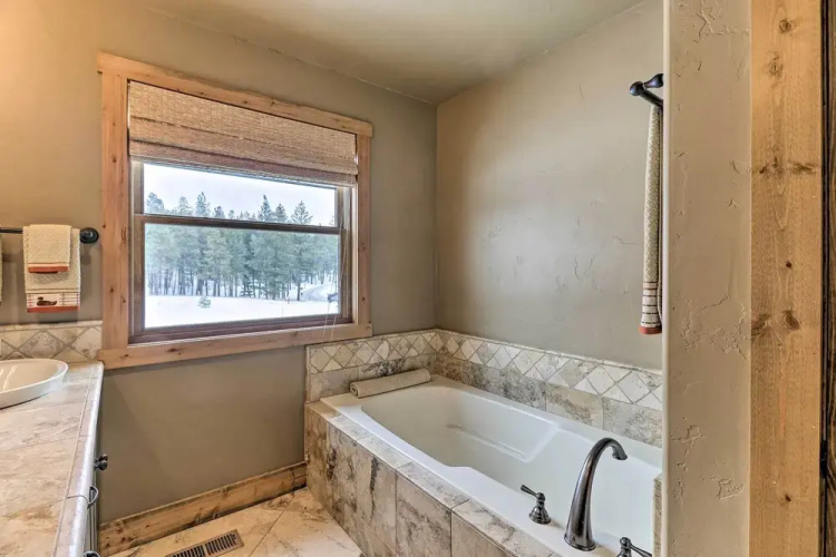 Beautiful Eureka Cabin Rental on Golf Resort!
