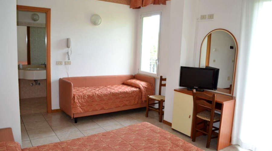 Standard Triple room