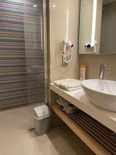 studio unit with pool and gym