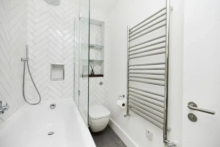 The Ravenscourt Park Escape - Bright 2bdr Flat