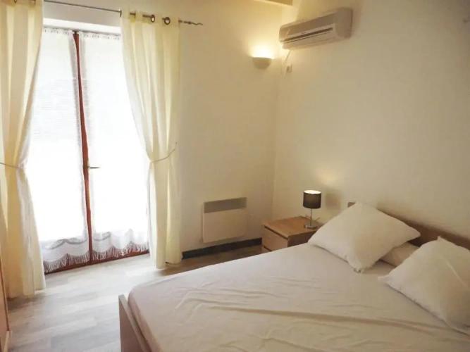 4 Bedrooms Cottage