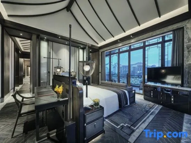 Deluxe Suite with lake view