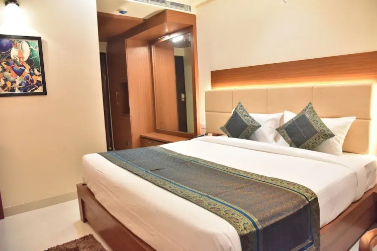 Hotel R K Grand
