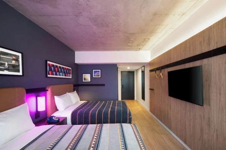 Standard Quadruple room with city view