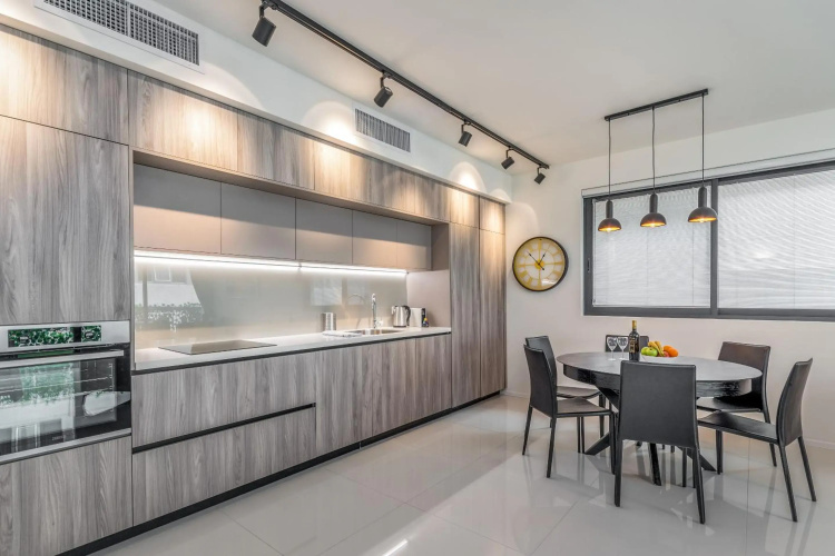 Spacious & Design 2BDR W/ balcony and parking