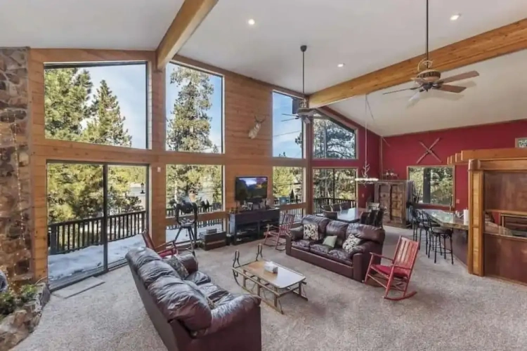 4 Bedrooms Comfort room with lake view