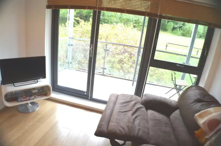 360 Serviced Accommodations - Brentwood 2 Bedroom Executive Apartment With Secure Parking