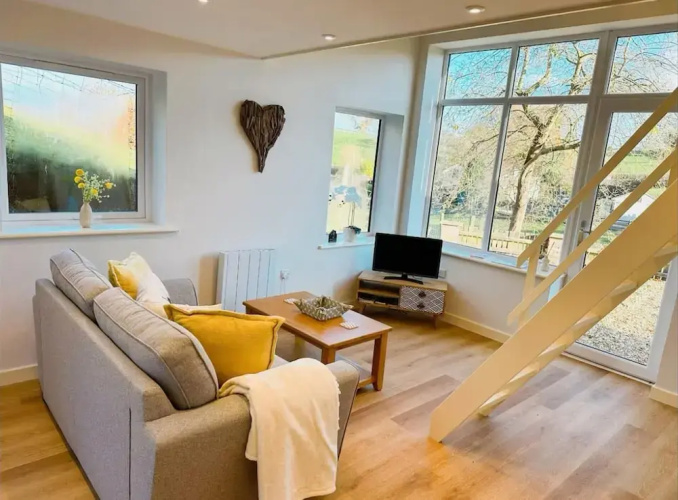Honey Bee Cottage, Tiny House, Welshpool