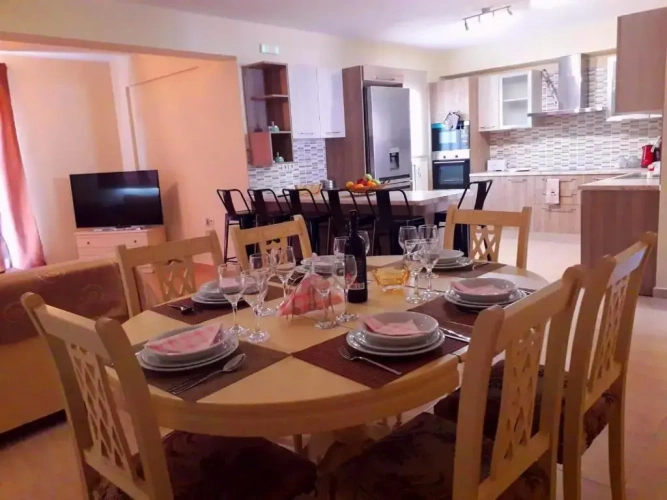 3 Bedrooms Apartment