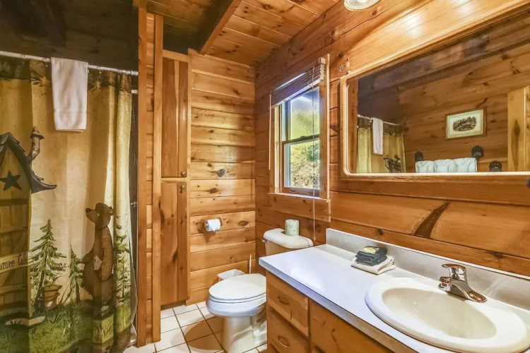 Mountain Serenity 2 Bedroom Cabin by RedAwning