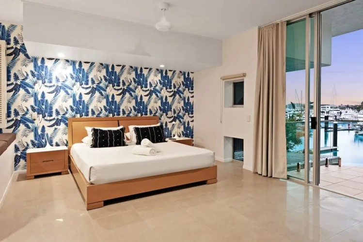 4 Bedrooms Apartment