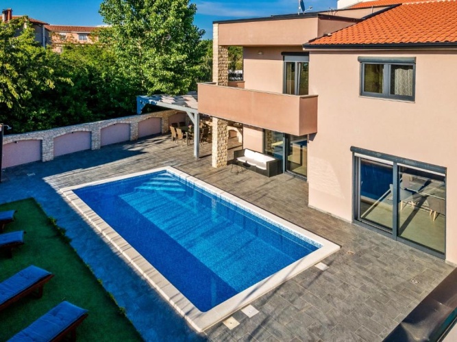 4 Bedrooms Villa