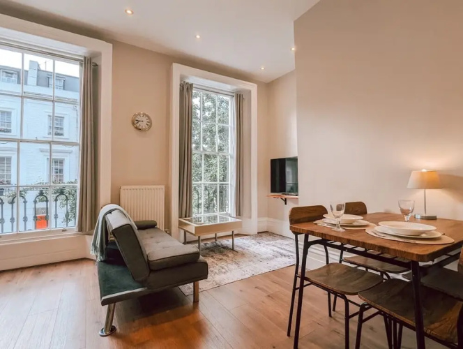 The Modern and Bright Warwick Way Apartment