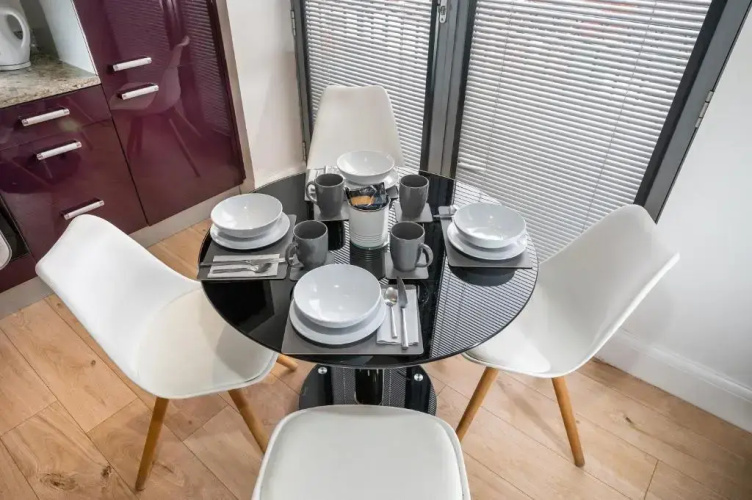 Modern & spacious 2-bed flat with secure parking