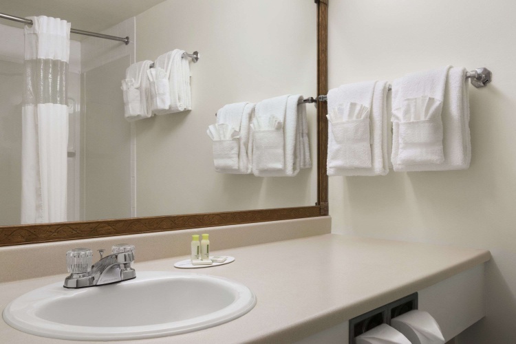 Travelodge By Wyndham Calgary South photo 11