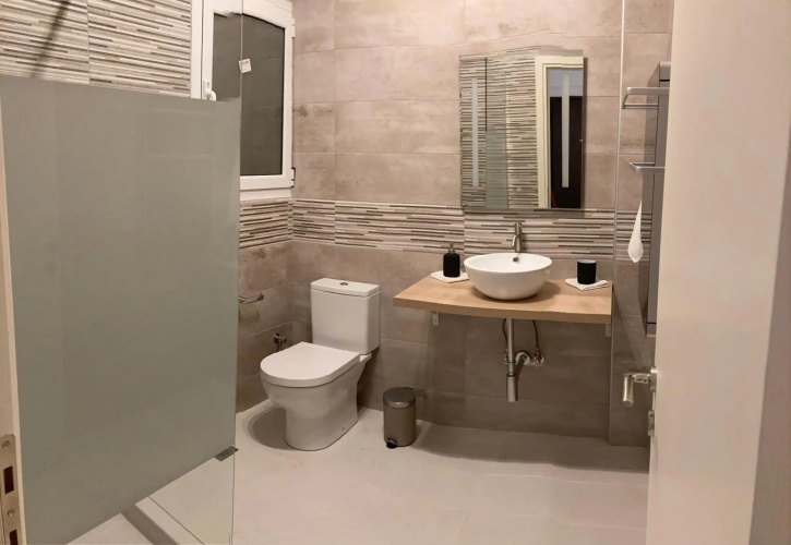 ACROPOLIS CASA Central Top floor Suite 150m from Metro Station