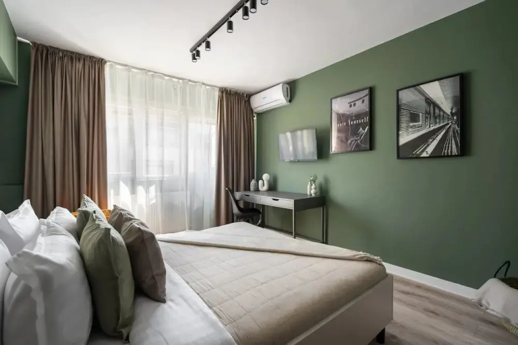 Colorful Bright 2BR on Iconic Calea Victoriei