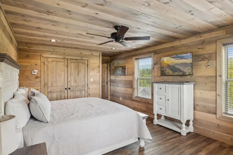 Southern Comfort 5 Bedroom Cabin by RedAwning