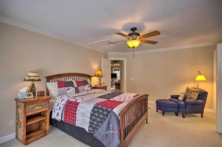 Beech Mountain Retreat w/ Open Deck: 2 Mi to Ski!