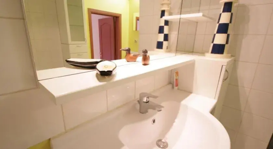 Trone Apartment