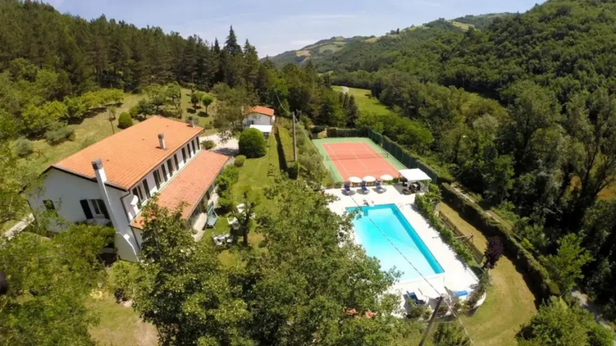 6 Bedrooms Villa
