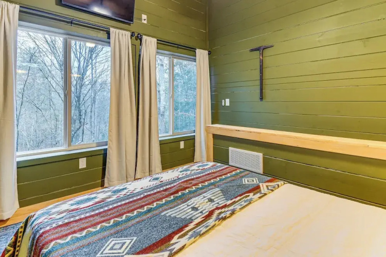 Secluded Red River Gorge Cabin w/ Rooftop Deck!
