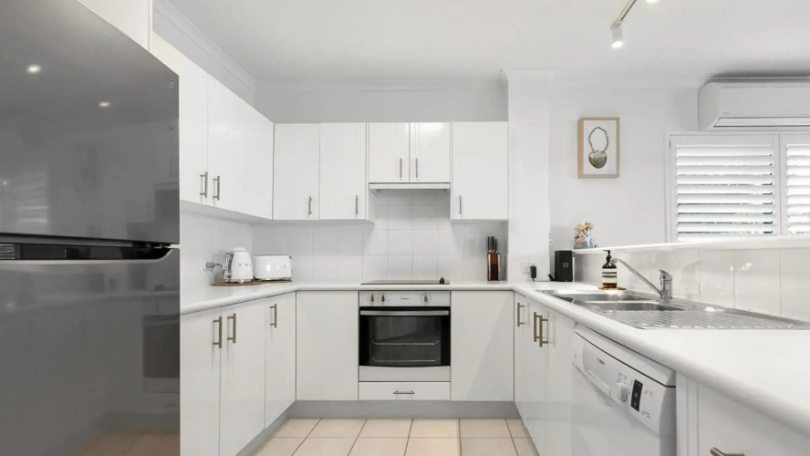 Unit 3 21 Park Generous and Comfortable Beachside Abode