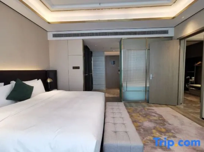 2 Bedrooms Attic Suite with park view