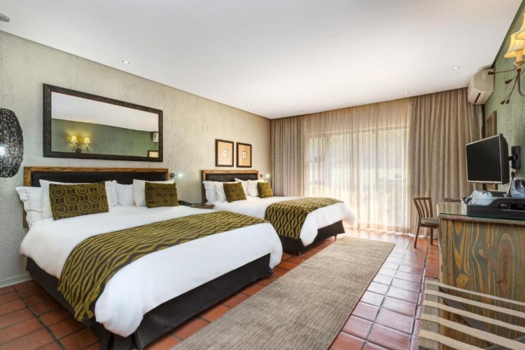 Deluxe Quadruple Family room