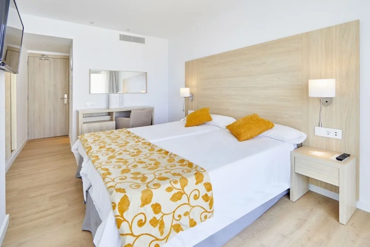 Standard Double room with balcony and seafront