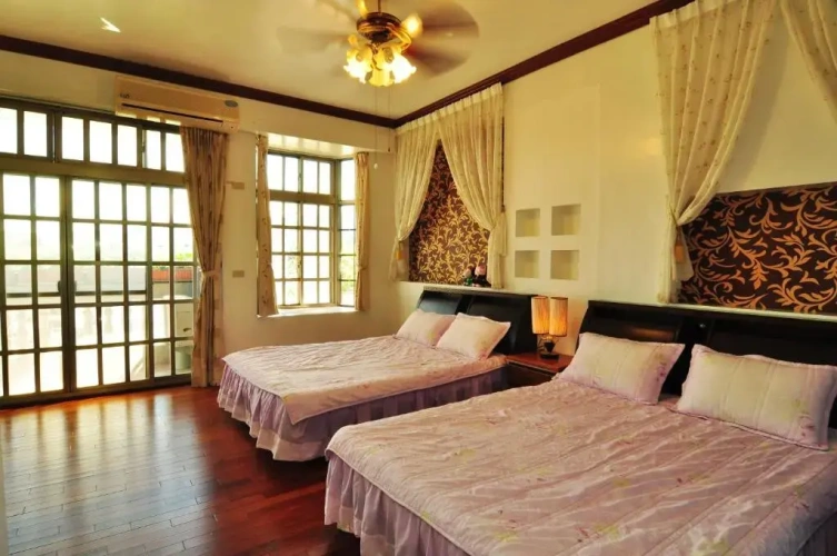 Standard Quadruple room with garden view
