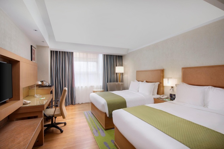 Standard Quadruple room with city view