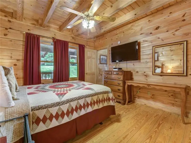 Bear Tracks - Two Bedroom Cabin