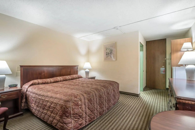 Econo Lodge Inn & Suites