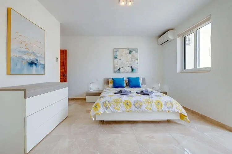 3 Bedrooms Apartment