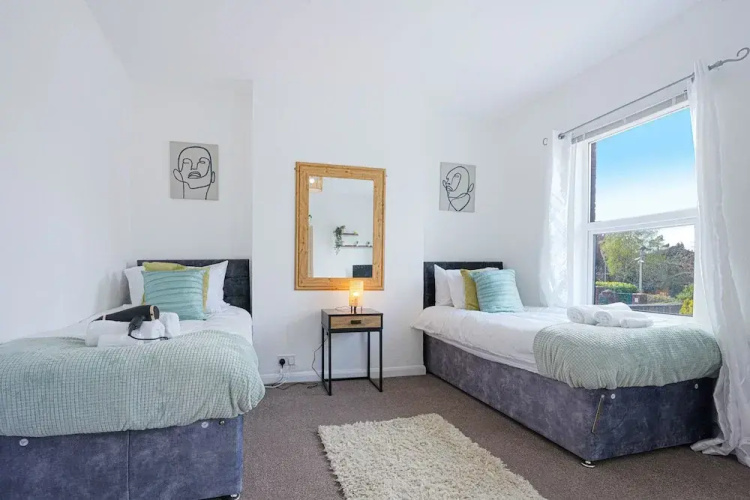 Remarkable 5-bed House in Luton