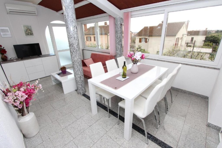 3 Bedrooms Apartment