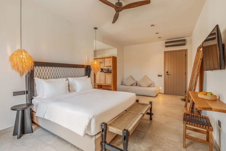 Deluxe Triple room with balcony and with sea view