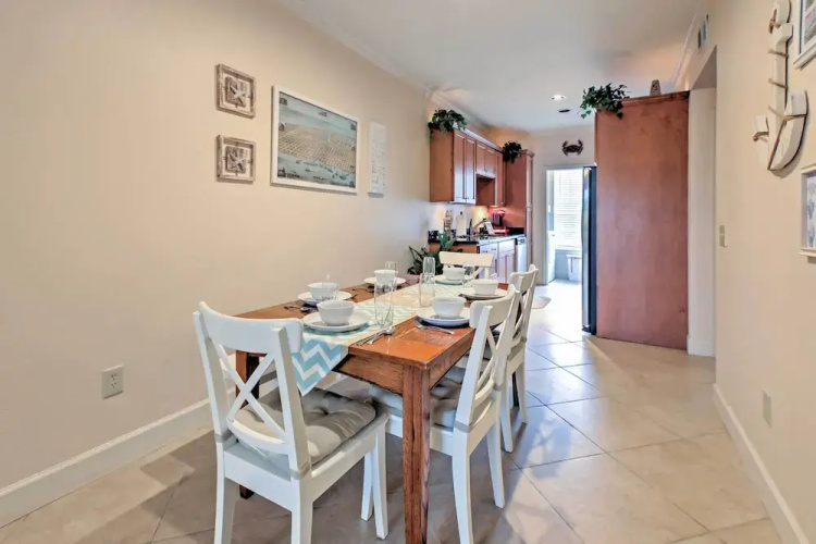 Oceanfront Galveston Condo: Balcony & Pool Access!