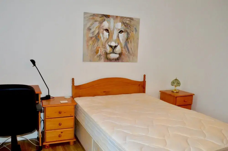 Spacious 2 Bedroom Ground Floor Flat in Leith