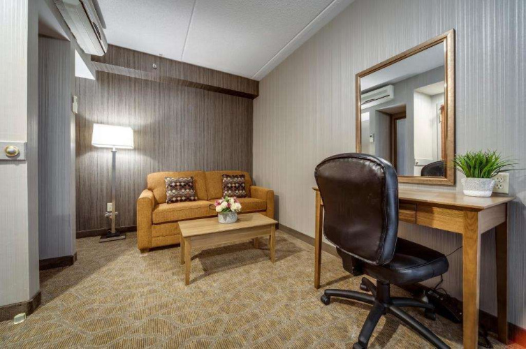 Monte Carlo Inn Oakville Suites photo 14