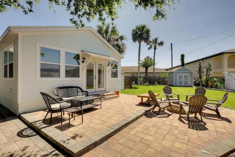 St Augustine Cottage w/ Fire Pit - Walk to Pier!