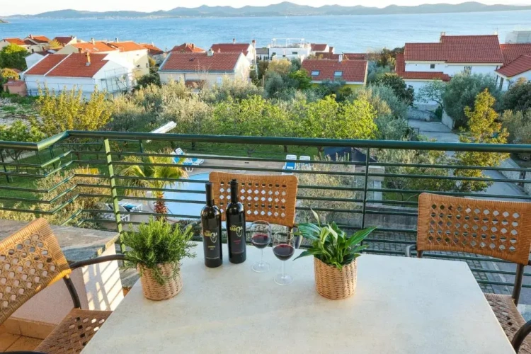 3 Bedrooms Apartment