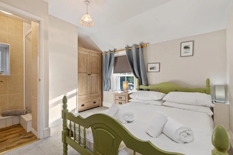 4 Bedrooms Cottage