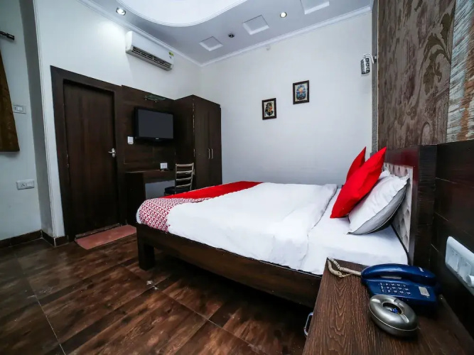 OYO 15248 Hotel Shreemaa